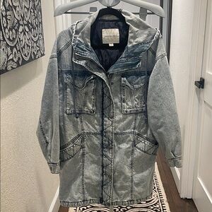 American Eagle Outfitters Distressed Hooded Denim Jean Jacket Size MEDIUM